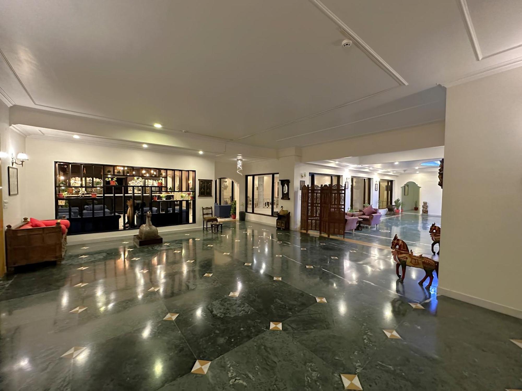 Hotel Golden Tulip Khajurāho Buitenkant foto