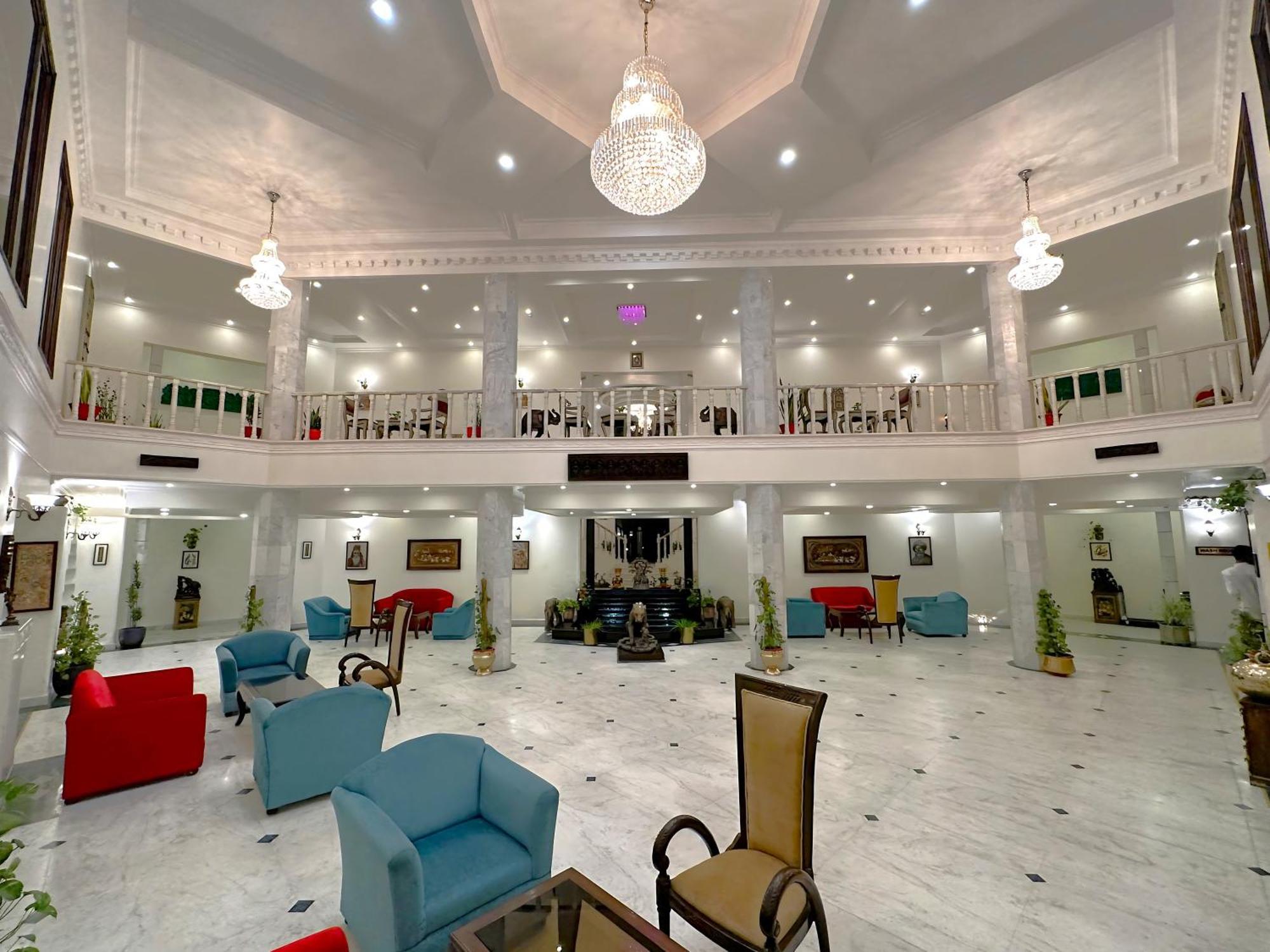 Hotel Golden Tulip Khajurāho Buitenkant foto