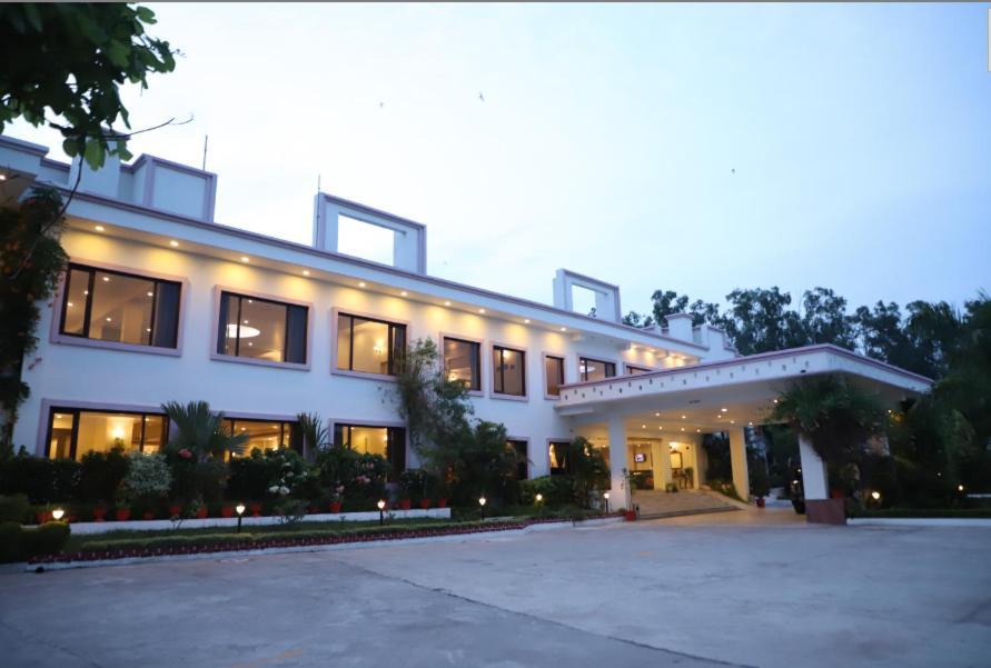 Hotel Golden Tulip Khajurāho Buitenkant foto